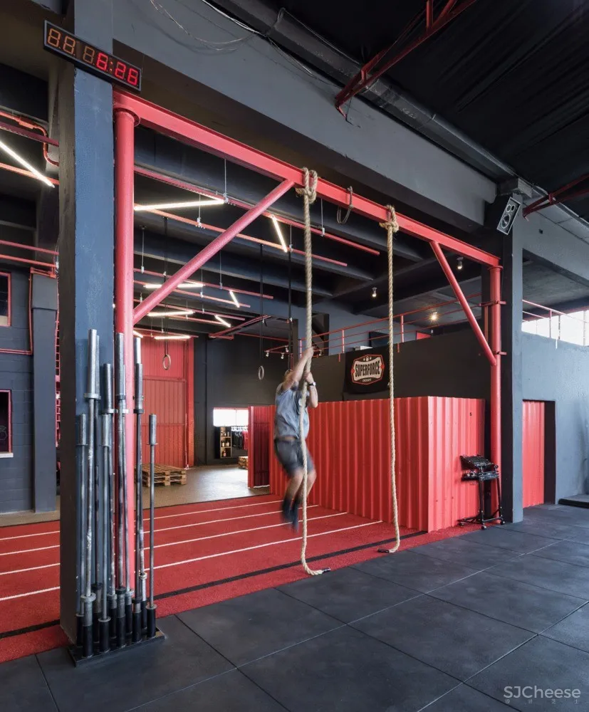 Grupo Nuvem Arquitetura | 汽车车间改造的SuperForce CrossFit健身总部 首