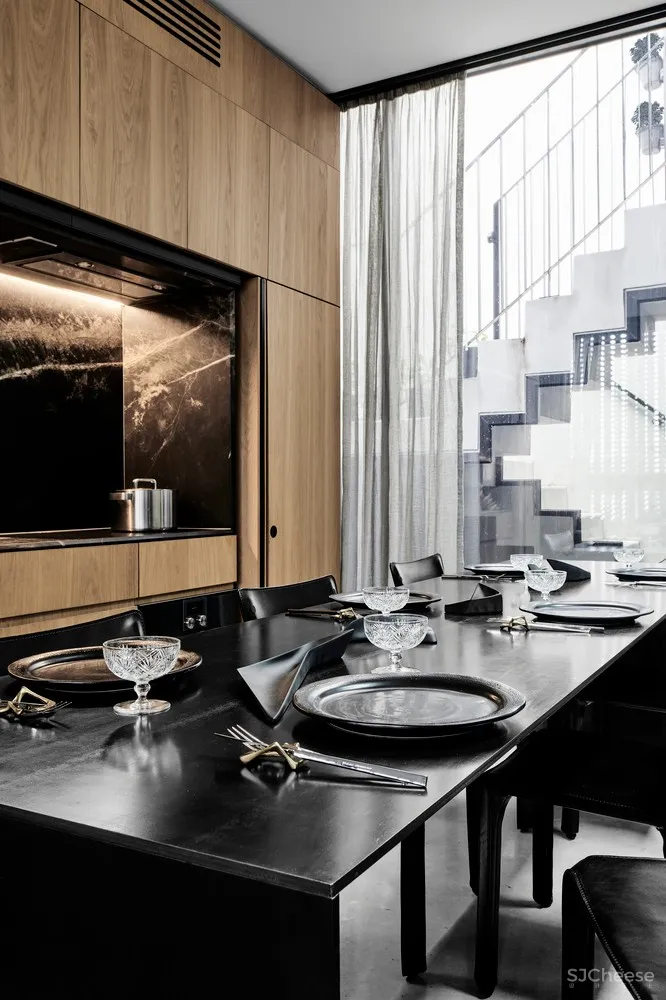 DKO Architecture + SLAB | 黑色垂直住宅建筑