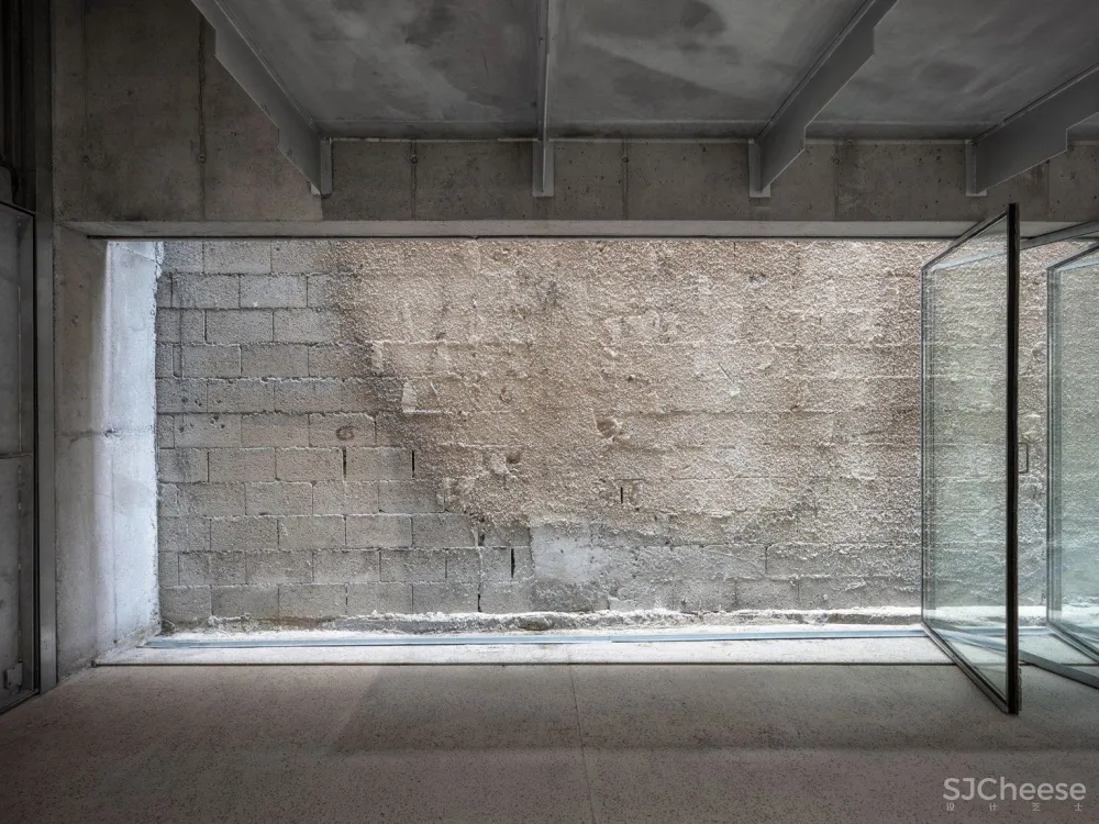首发 | Leopold Banchini Architects 结构框架展示空间