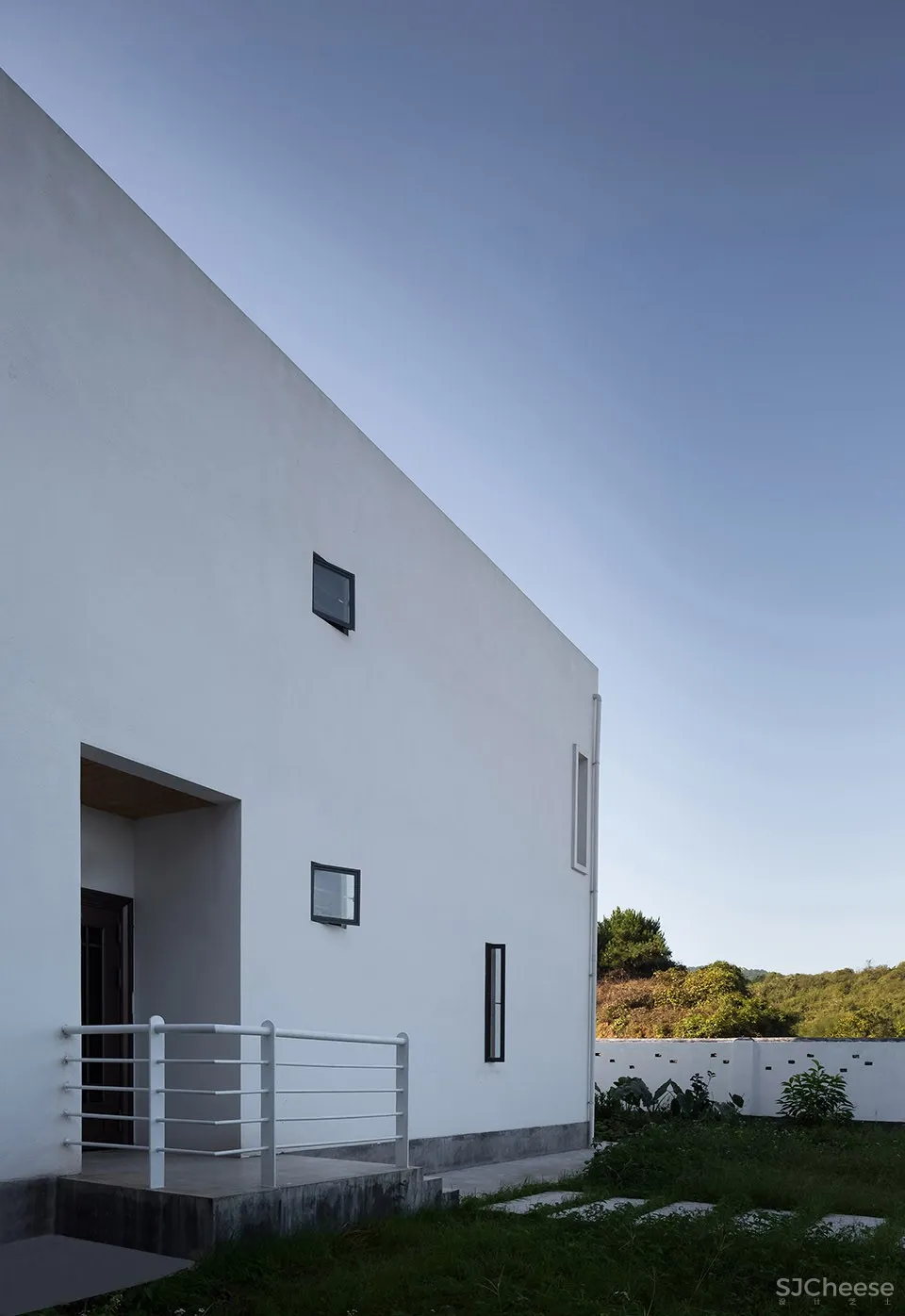 栖于山麓——山麓上的白色住宅,江西 / 铭鼎空间艺术工作室