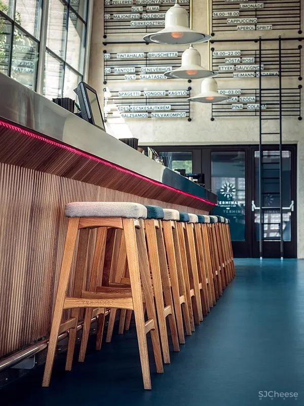 候车大厅内的酒吧餐厅,布达佩斯 / 81font