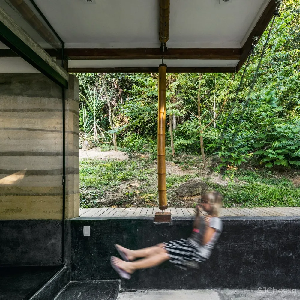 CRU! Architects | 石头与房子融为一体