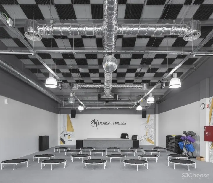 葡萄牙黄色点燃的健身俱乐部空间 | EstúdioAmatam