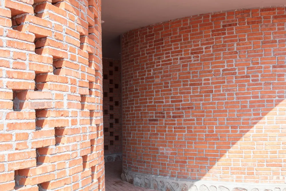 岳阳县三中学风雨操场兼报告厅,湖南 / 素朴建筑工作室