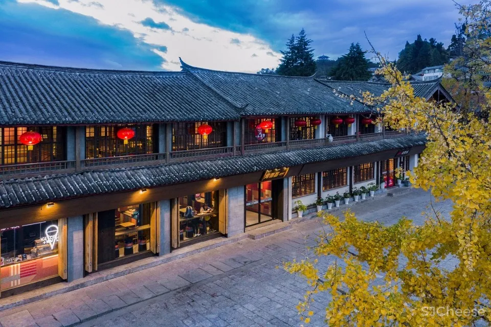 用纳西族传统特色面料覆盖整个空间,丽江肯德基玉河广场店 | RooMoo