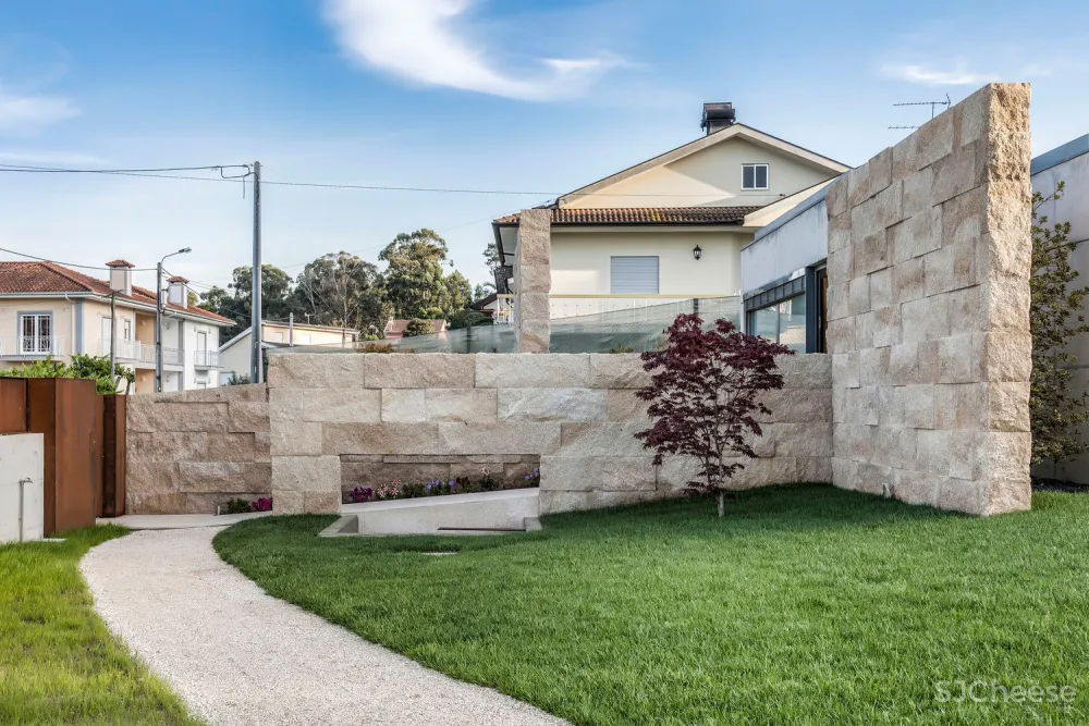 FCC Arquitectura | 葡萄牙拥有大地形区域的别墅 Campo das Paulas