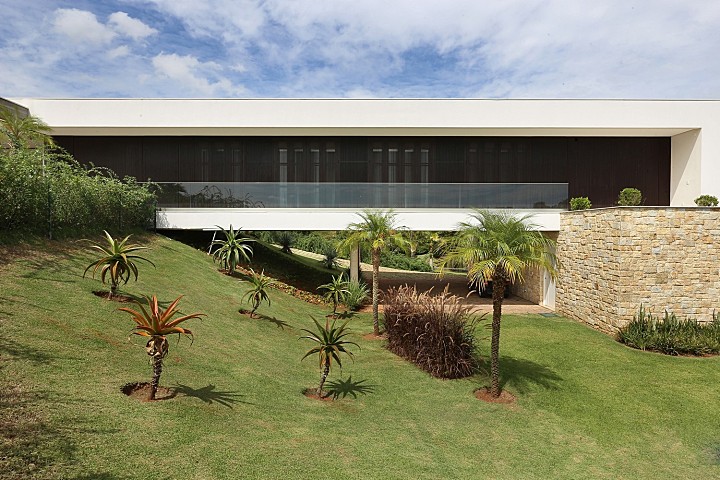 Belluzzo Martinhao Arquitetos | 建在坡地上的景观住宅