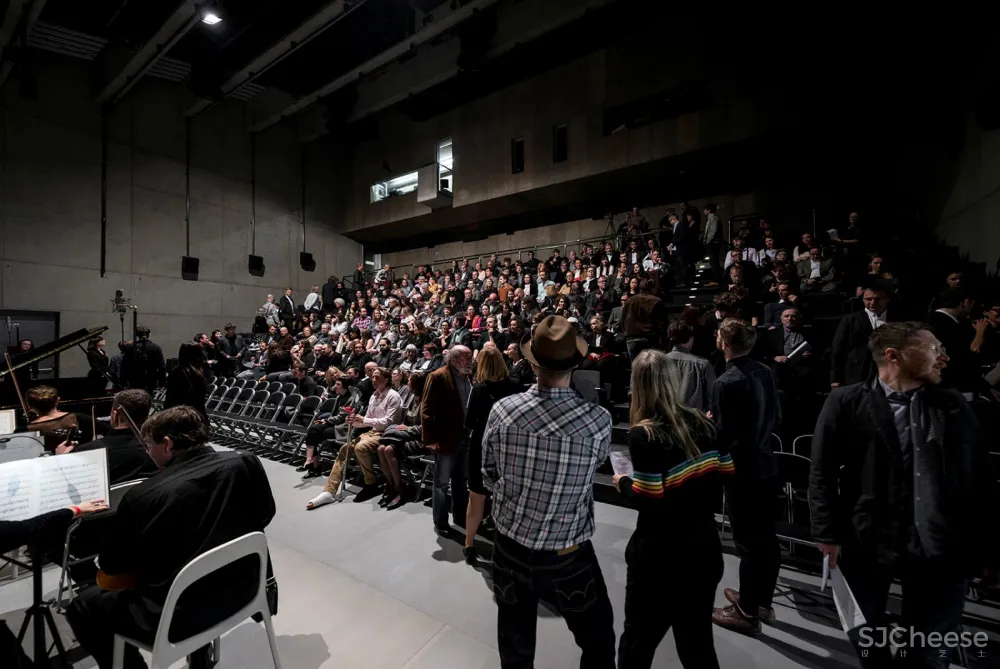 DOX+当代艺术中心 / Petr Hájek Architekti 首