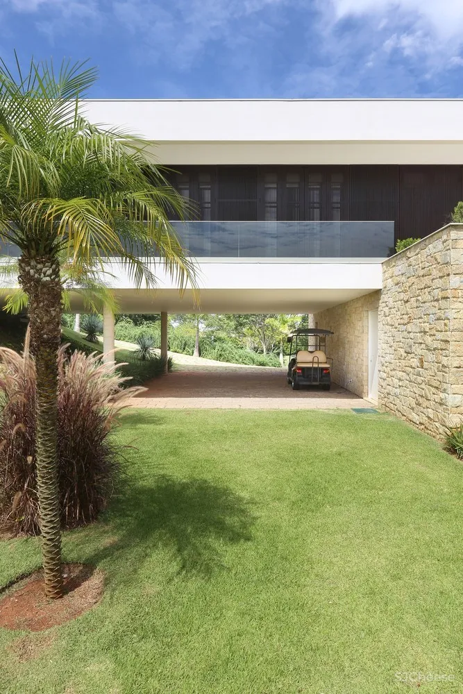 Belluzzo Martinhao Arquitetos | 建在坡地上的景观住宅