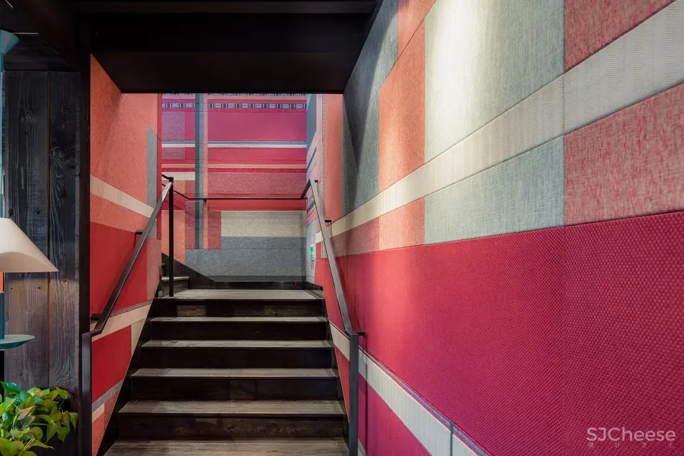 用纳西族传统特色面料覆盖整个空间,丽江肯德基玉河广场店 | RooMoo