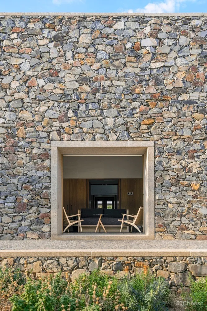 卡塞雷斯石屋 / Tuñón Arquitectos