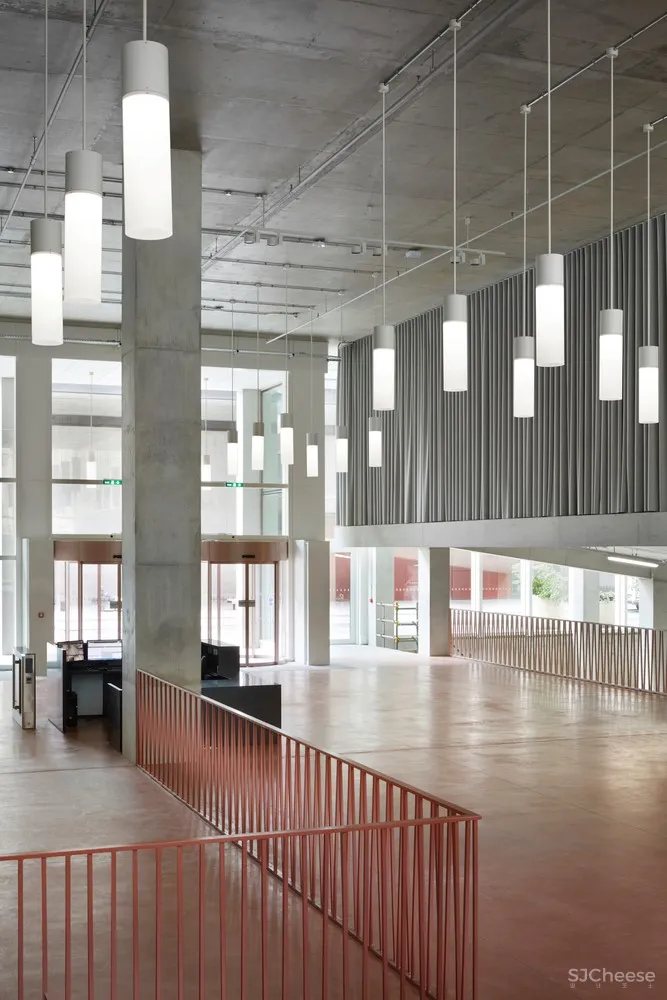 R7 | 粉色办公大楼