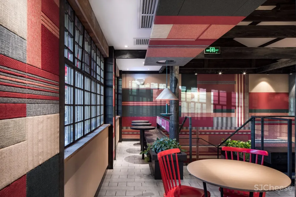 用纳西族传统特色面料覆盖整个空间,丽江肯德基玉河广场店 | RooMoo