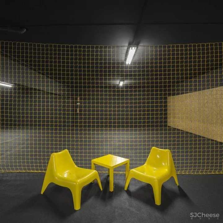 葡萄牙黄色点燃的健身俱乐部空间 | EstúdioAmatam