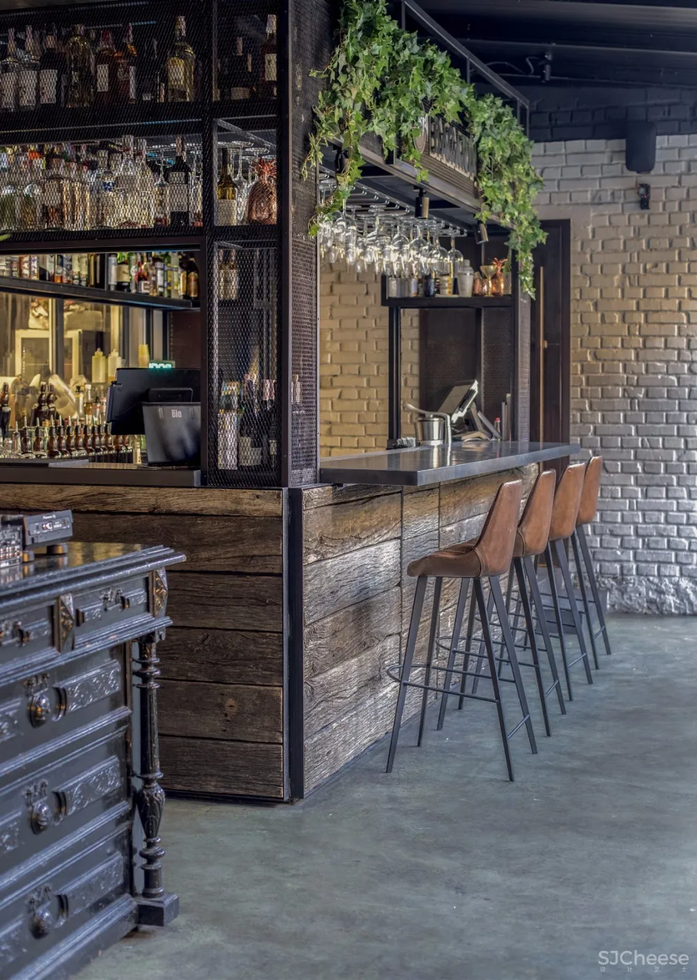 没有设计的设计，235㎡基辅“宿醉”酒吧 | Slava Balbek 首