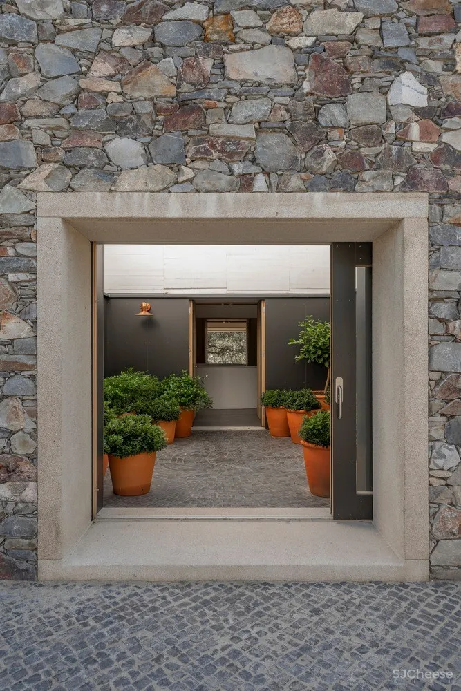 卡塞雷斯石屋 / Tuñón Arquitectos