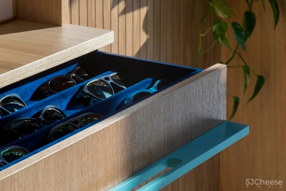 旧烘焙厂改造成的P.Y.E眼镜店 | Facultative Works