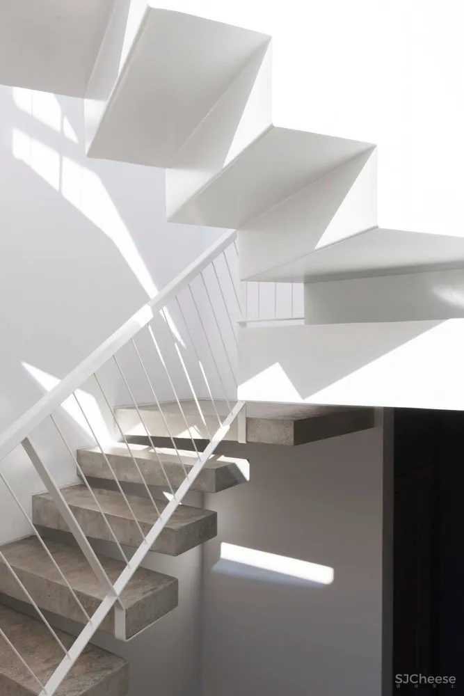 Ntovros Vasileios Architects | 俯瞰大海的希腊清新小别墅