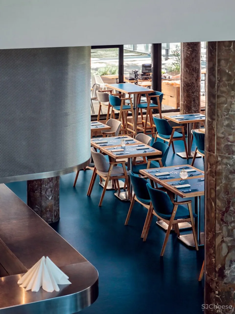 候车大厅内的酒吧餐厅,布达佩斯 / 81font