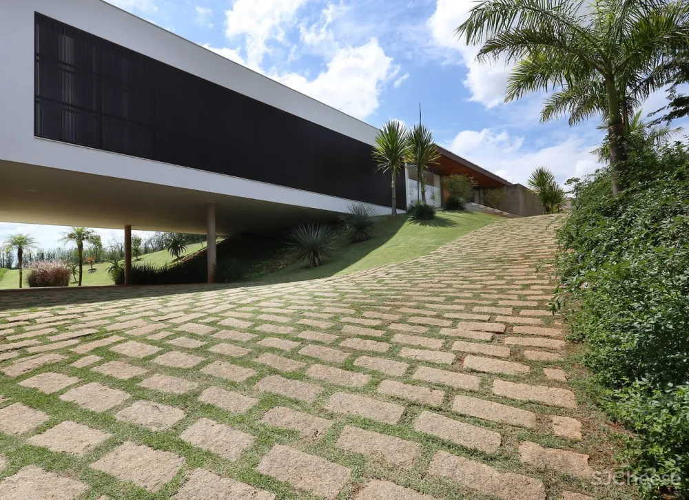 Belluzzo Martinhao Arquitetos | 建在坡地上的景观住宅