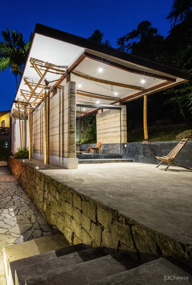 CRU! Architects | 石头与房子融为一体