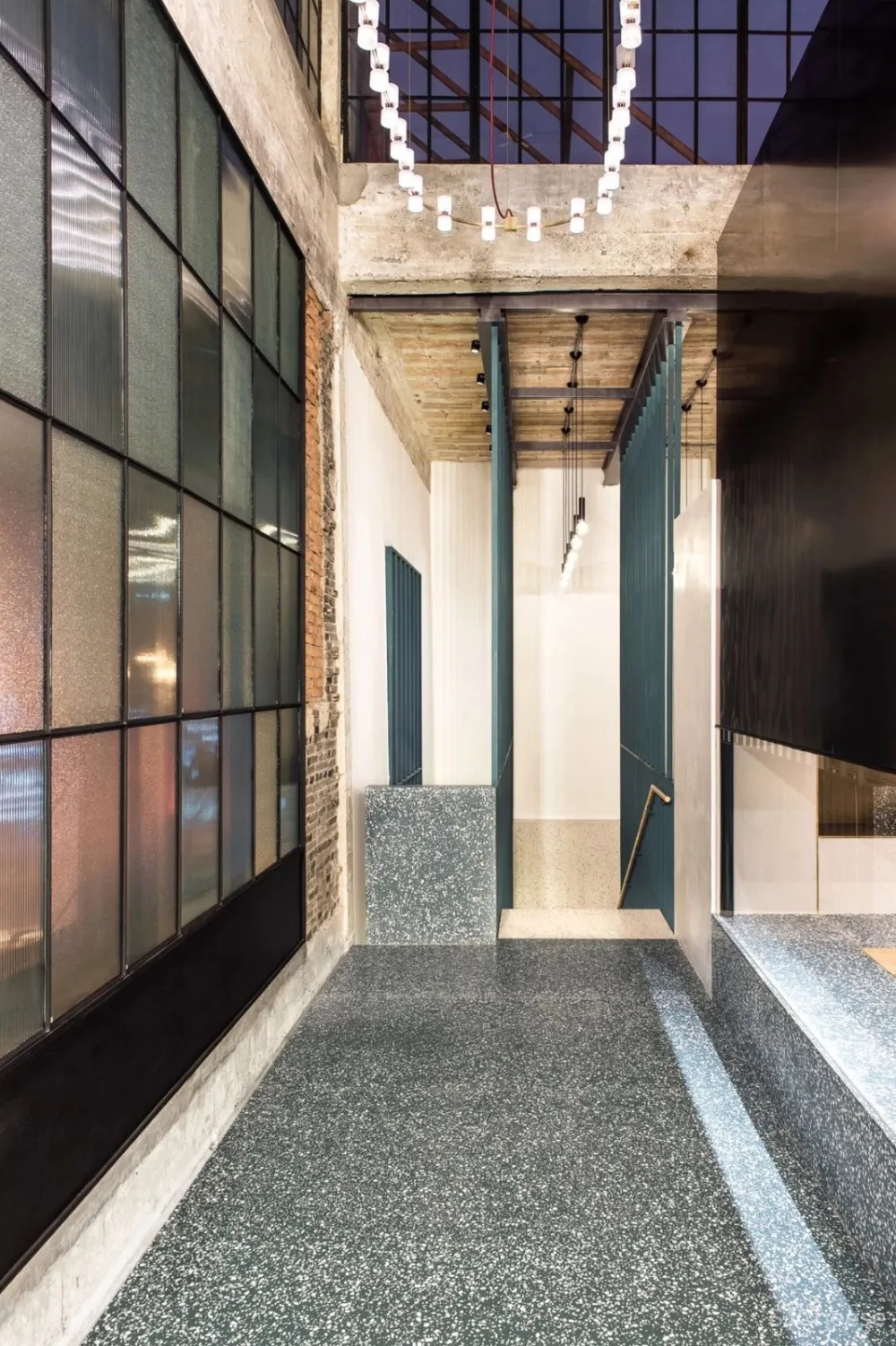 新作 | 耗资1000万,在450 m² 的老建筑内造了8个房子! 首