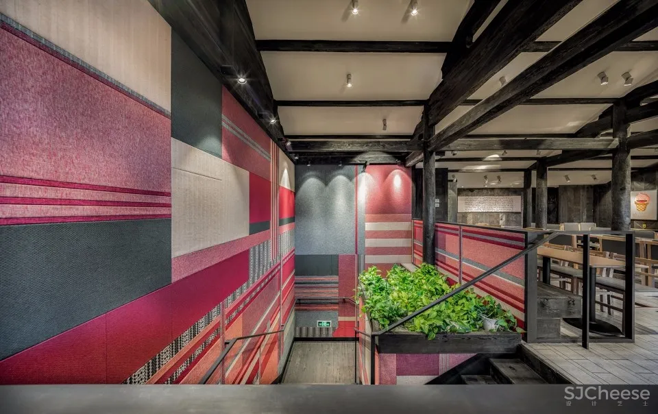 用纳西族传统特色面料覆盖整个空间,丽江肯德基玉河广场店 | RooMoo