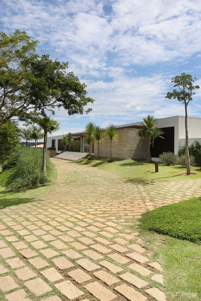 Belluzzo Martinhao Arquitetos | 建在坡地上的景观住宅