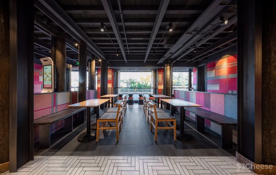 用纳西族传统特色面料覆盖整个空间,丽江肯德基玉河广场店 | RooMoo