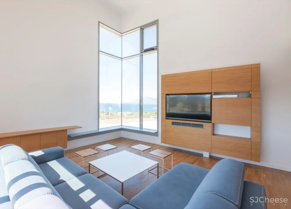 Ntovros Vasileios Architects | 俯瞰大海的希腊清新小别墅