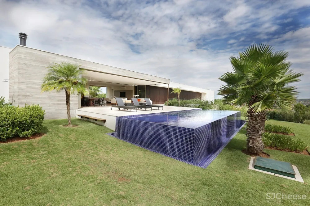 Belluzzo Martinhao Arquitetos | 建在坡地上的景观住宅