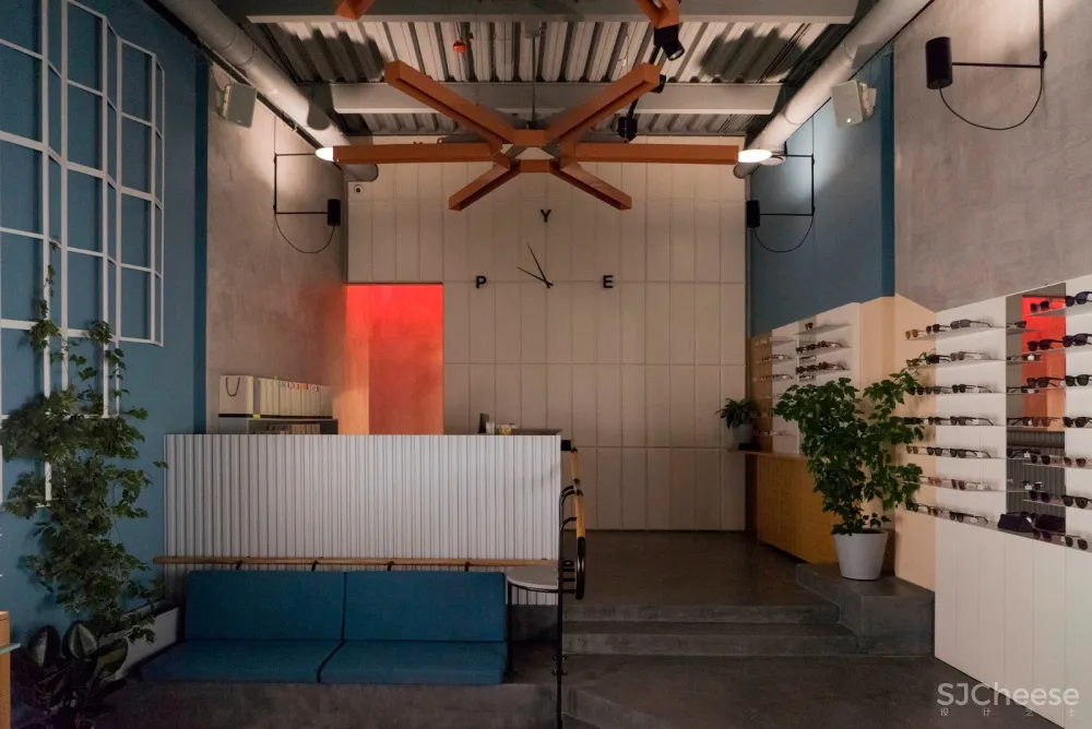 旧烘焙厂改造成的P.Y.E眼镜店 | Facultative Works