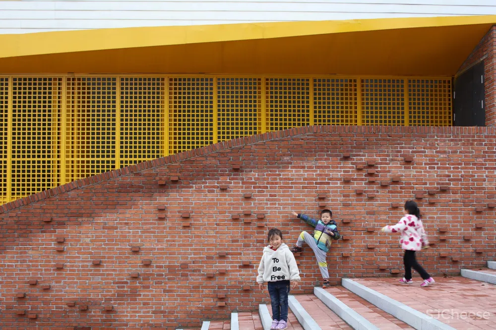 岳阳县三中学风雨操场兼报告厅,湖南 / 素朴建筑工作室