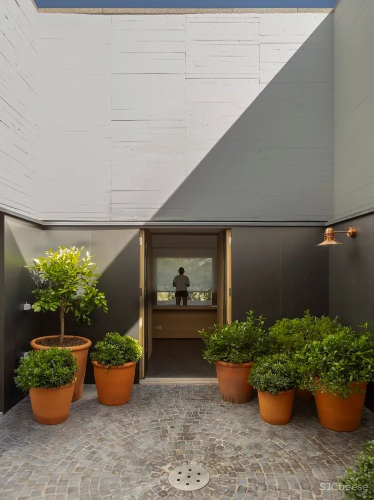 卡塞雷斯石屋 / Tuñón Arquitectos