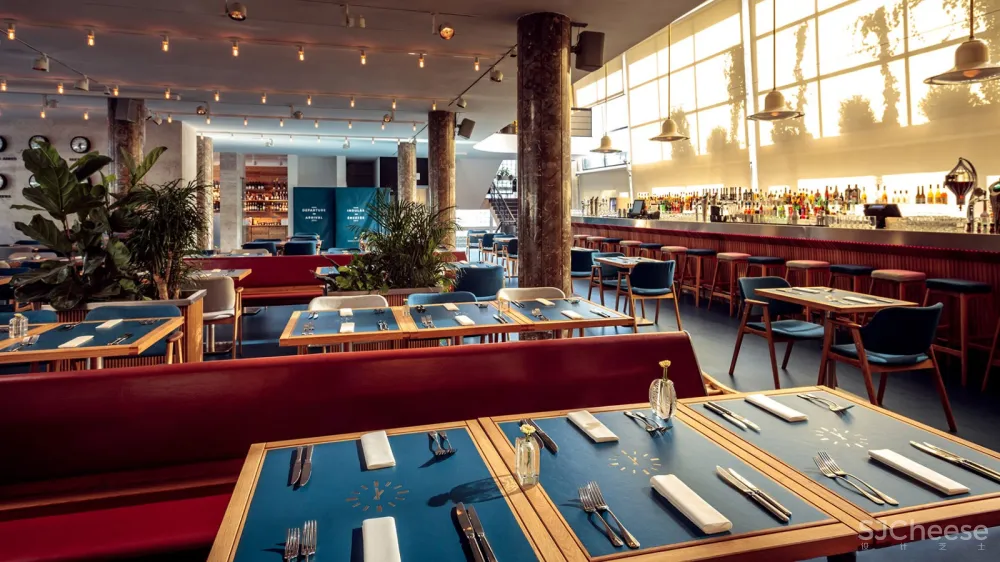 候车大厅内的酒吧餐厅,布达佩斯 / 81font