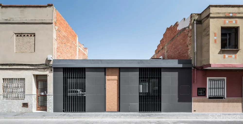 Alberto Facundo Arquitecto | 黑白之间的过渡:房中房住宅