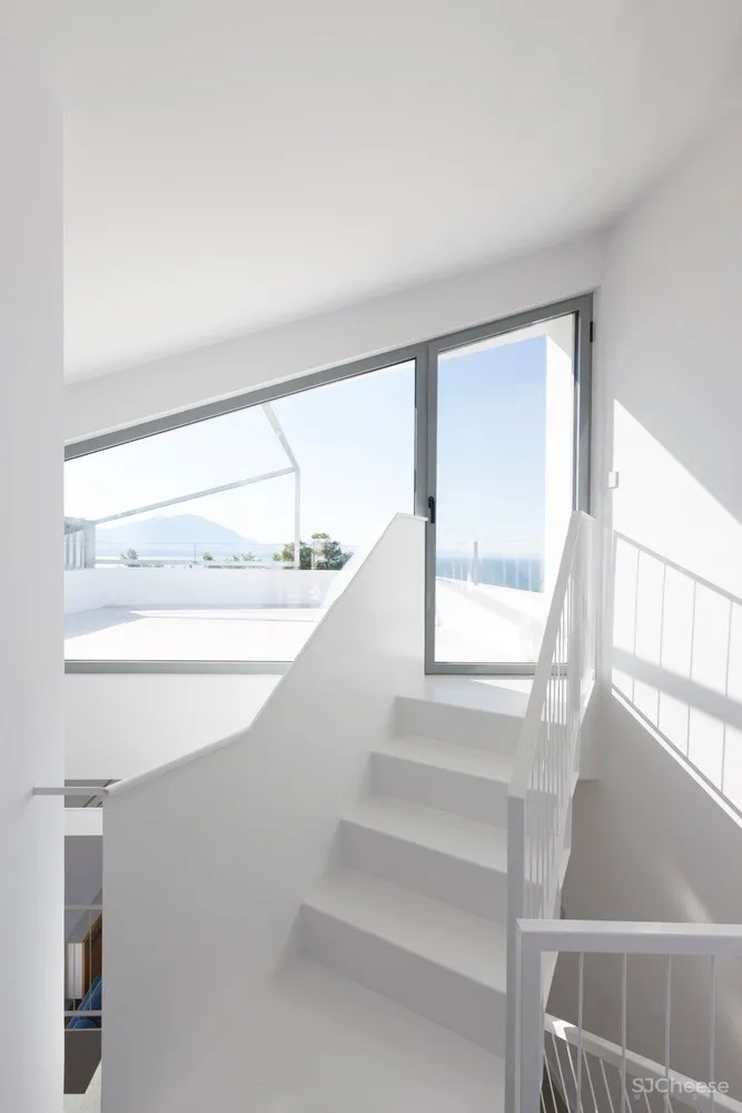 Ntovros Vasileios Architects | 俯瞰大海的希腊清新小别墅