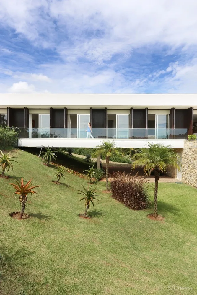 Belluzzo Martinhao Arquitetos | 建在坡地上的景观住宅