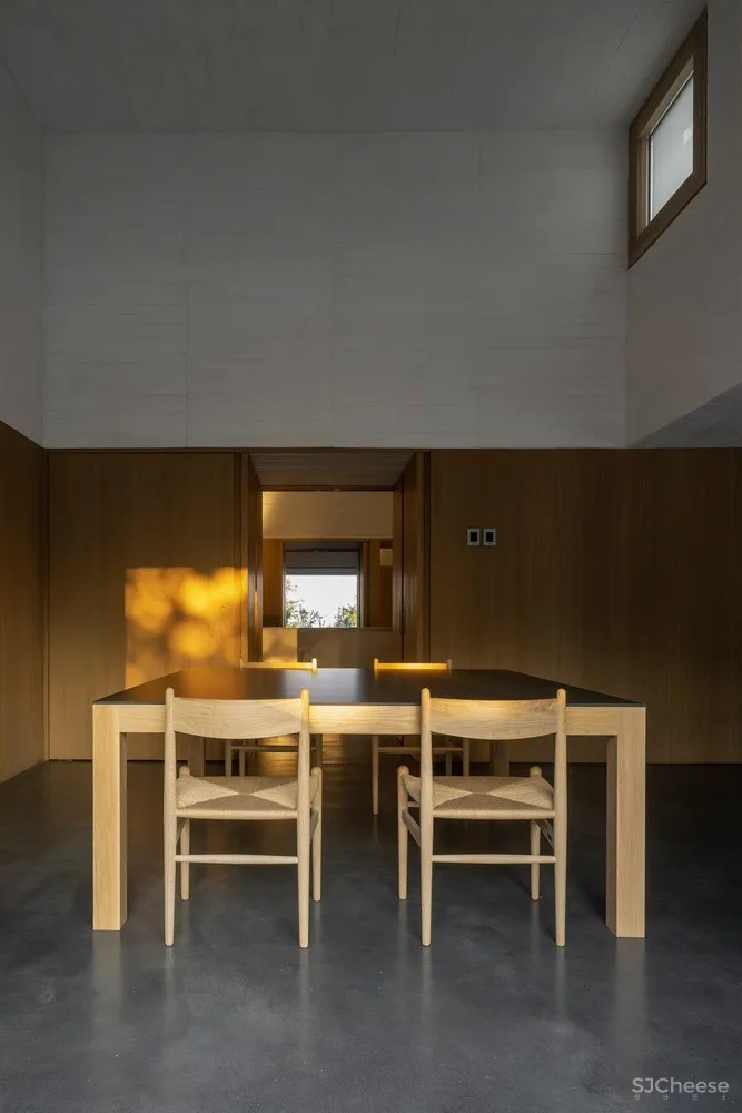 卡塞雷斯石屋 / Tuñón Arquitectos