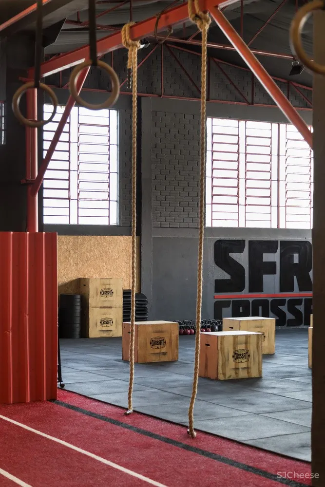 Grupo Nuvem Arquitetura | 汽车车间改造的SuperForce CrossFit健身总部 首