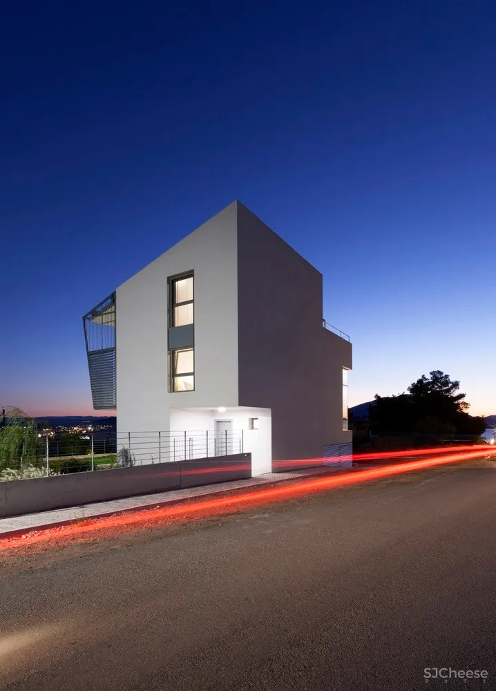 Ntovros Vasileios Architects | 俯瞰大海的希腊清新小别墅