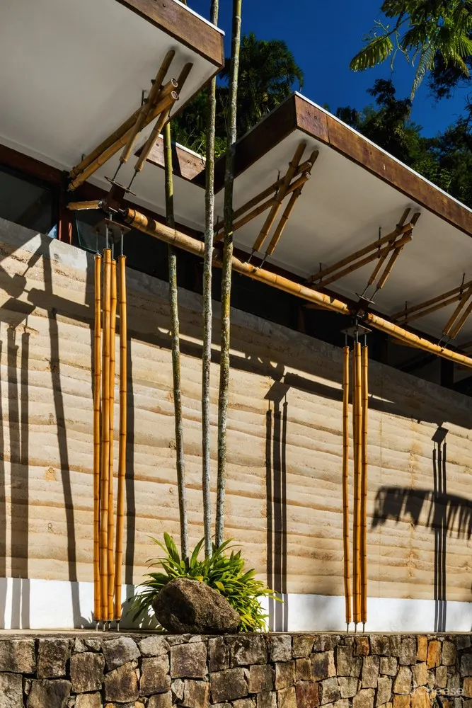 CRU! Architects | 石头与房子融为一体