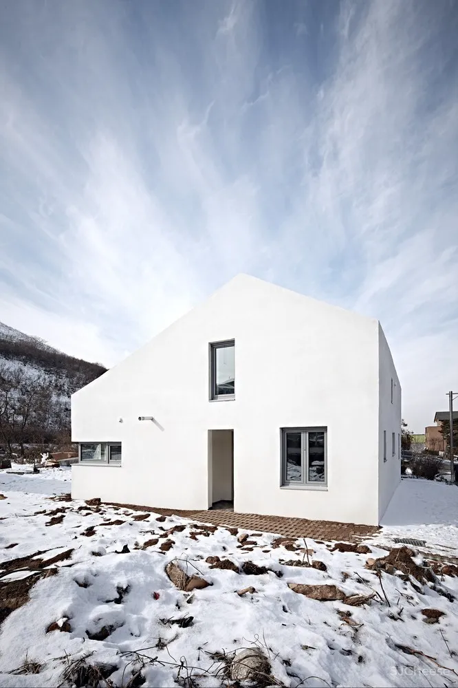 June Architect | 形式简洁整体和细节结合的住宅空间