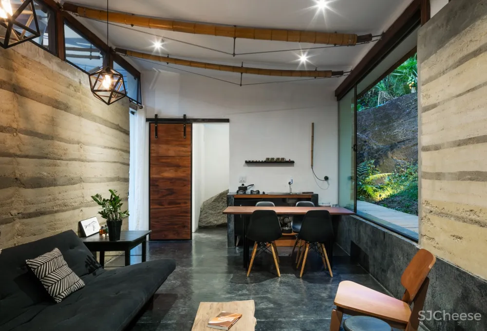 CRU! Architects | 石头与房子融为一体