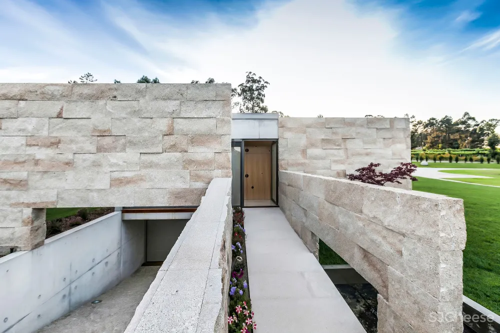 FCC Arquitectura | 葡萄牙拥有大地形区域的别墅 Campo das Paulas