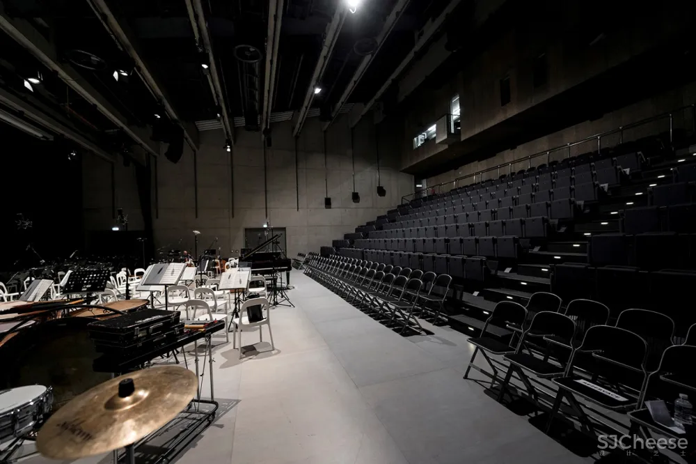 DOX+当代艺术中心 / Petr Hájek Architekti 首