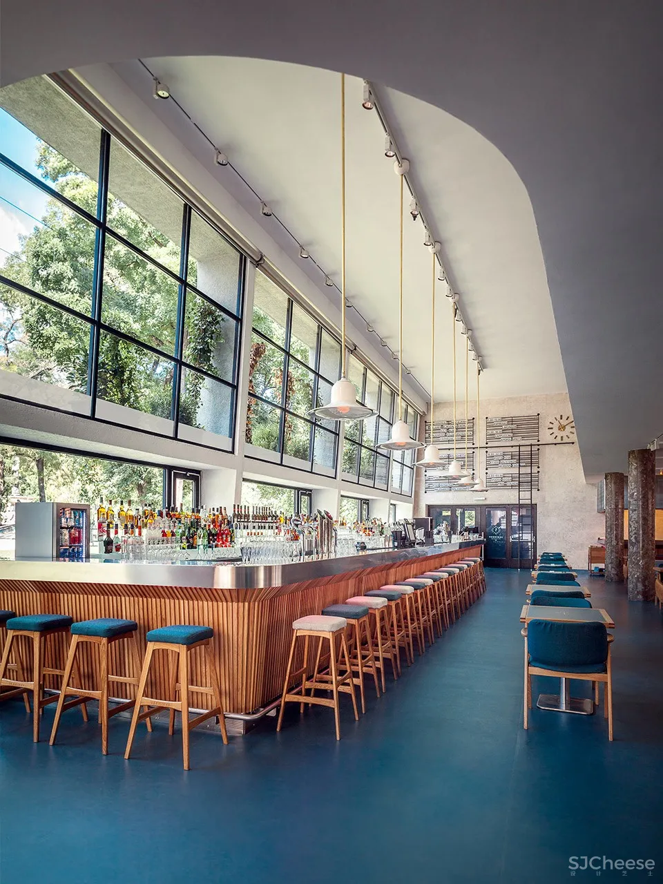 候车大厅内的酒吧餐厅,布达佩斯 / 81font