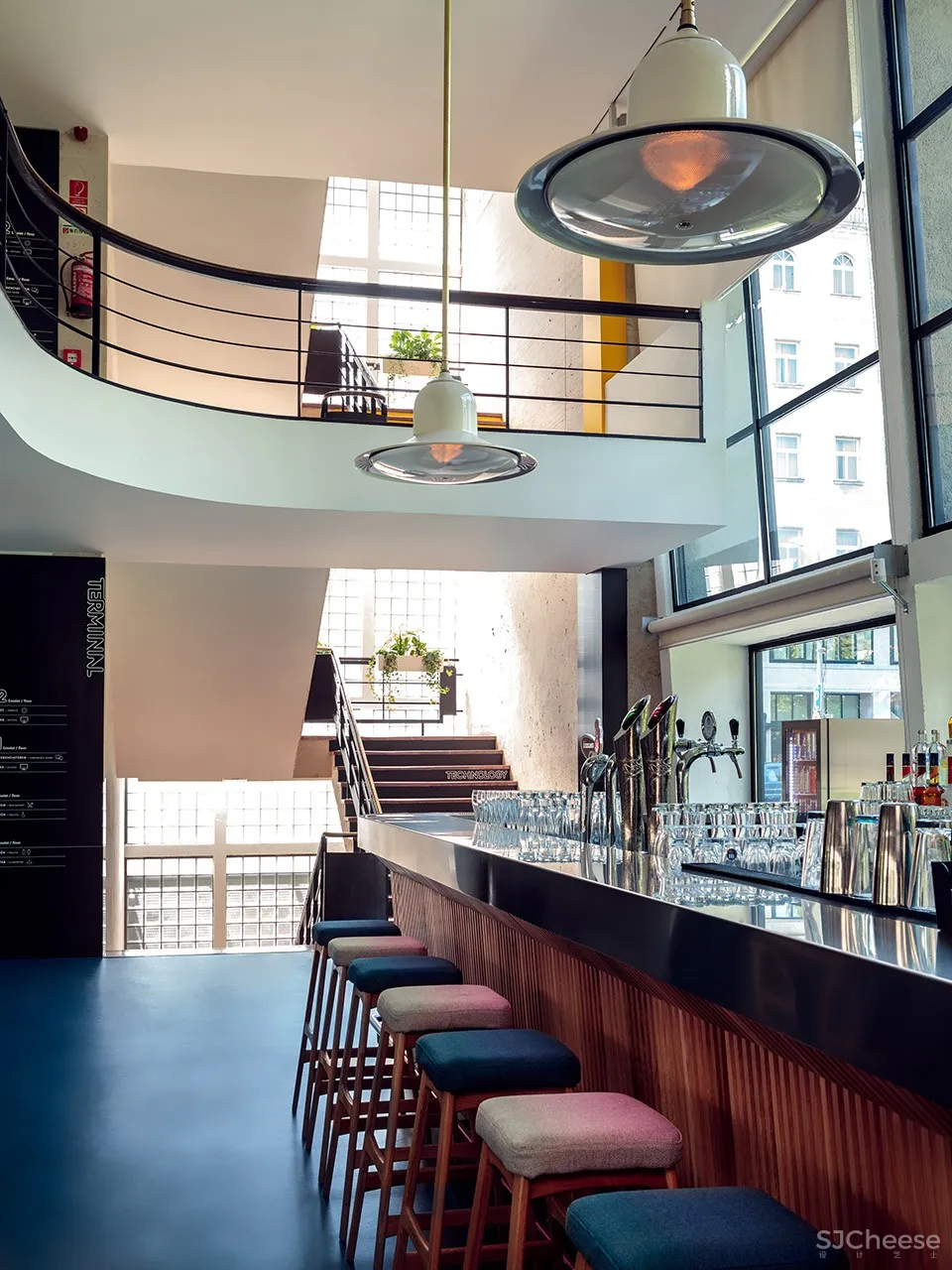 候车大厅内的酒吧餐厅,布达佩斯 / 81font