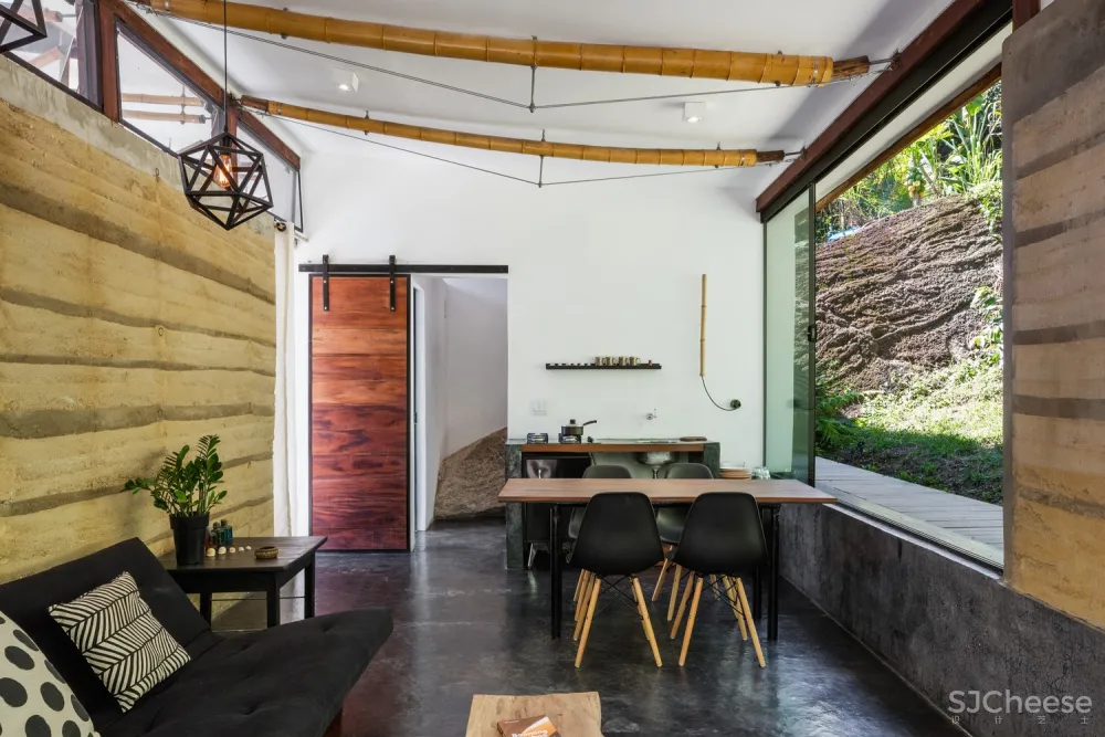 CRU! Architects | 石头与房子融为一体