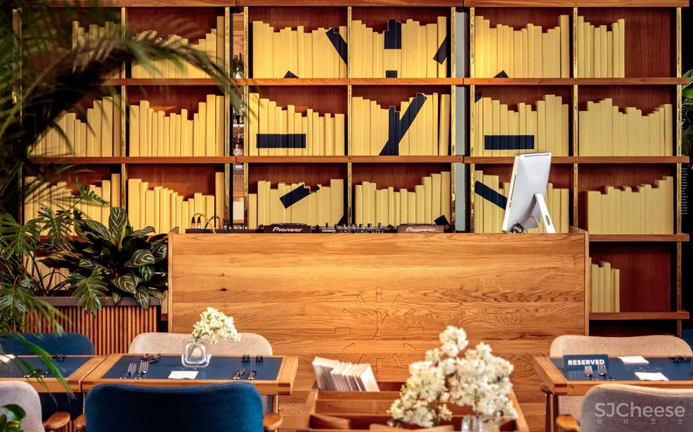 候车大厅内的酒吧餐厅,布达佩斯 / 81font